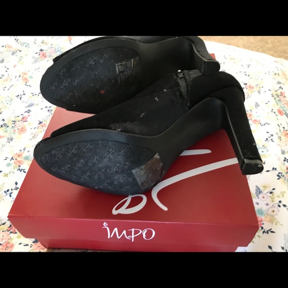 Black velvet shoes only worn once—size 7 1/2 - Picture 3 of 7